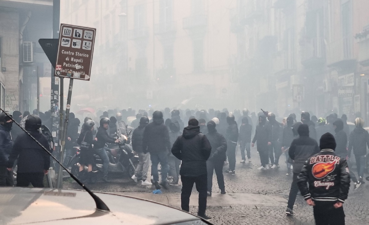 Scontri a Napoli, al vaglio la posizione di 400 ultras dell’Eintracht