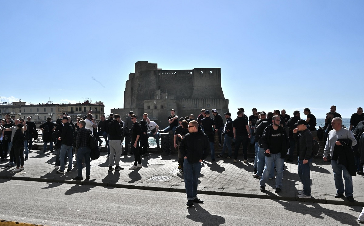 Tifosi Eintracht in corteo su lungomare a Napoli: “Sono in 600, non hanno i biglietti”