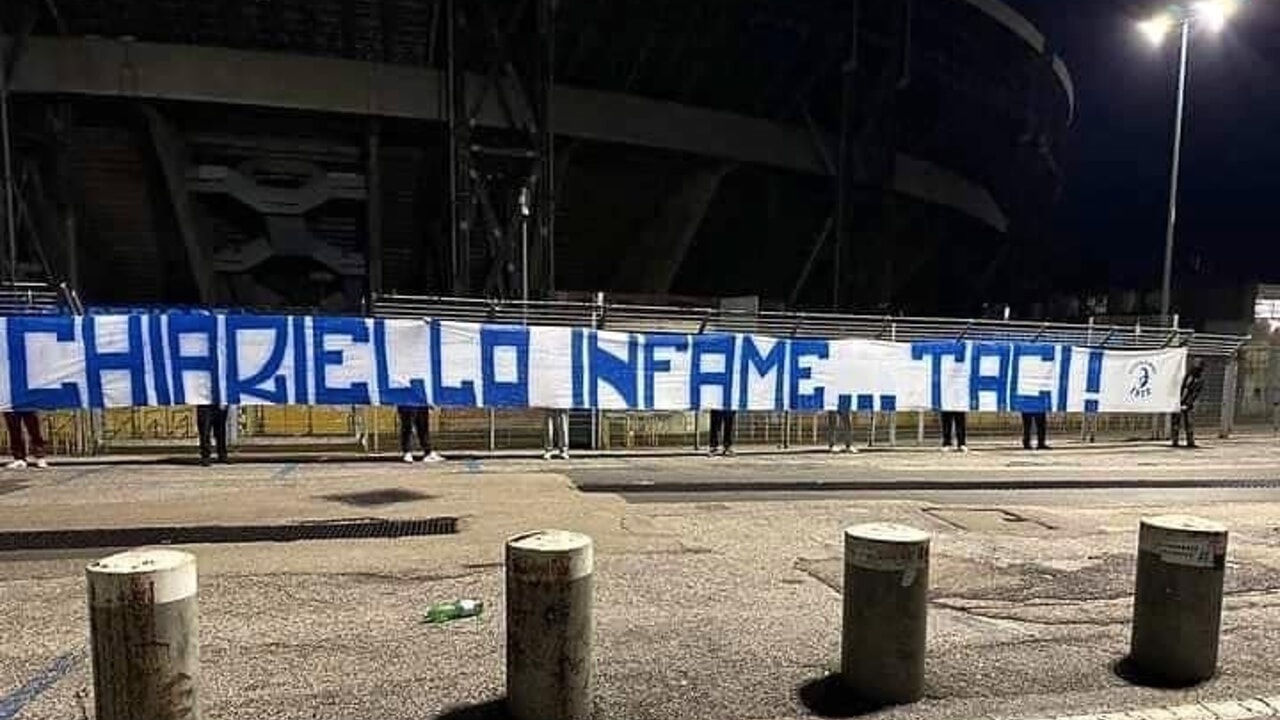 “Chiariello infame, taci”: striscione choc degli ultras del Napoli contro il giornalista