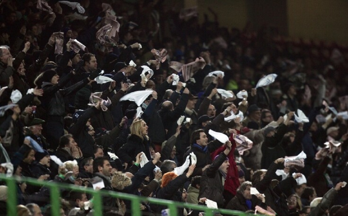 Squalifica Mourinho, tifosi della Roma organizzano “panolada” in segno di protesta