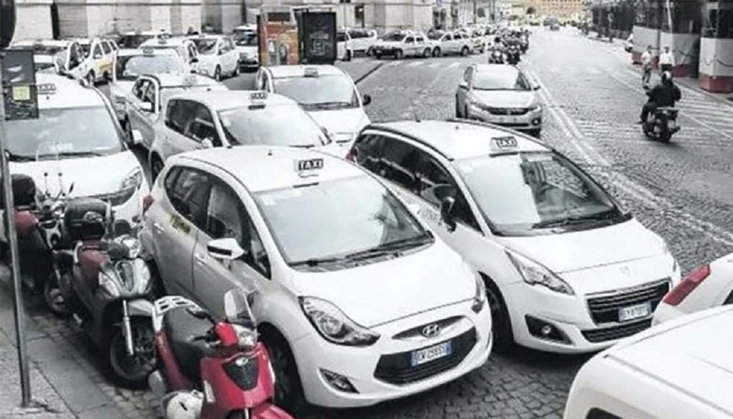 Napoli, i tassisti alla ricerca di una nuova soluzione per lo stallo in Piazza del Gesù