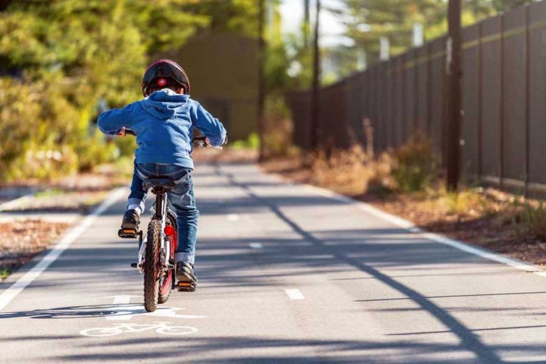 Bimbo cade dalla bici nel Salernitano: è grave, trasferito al Santobono