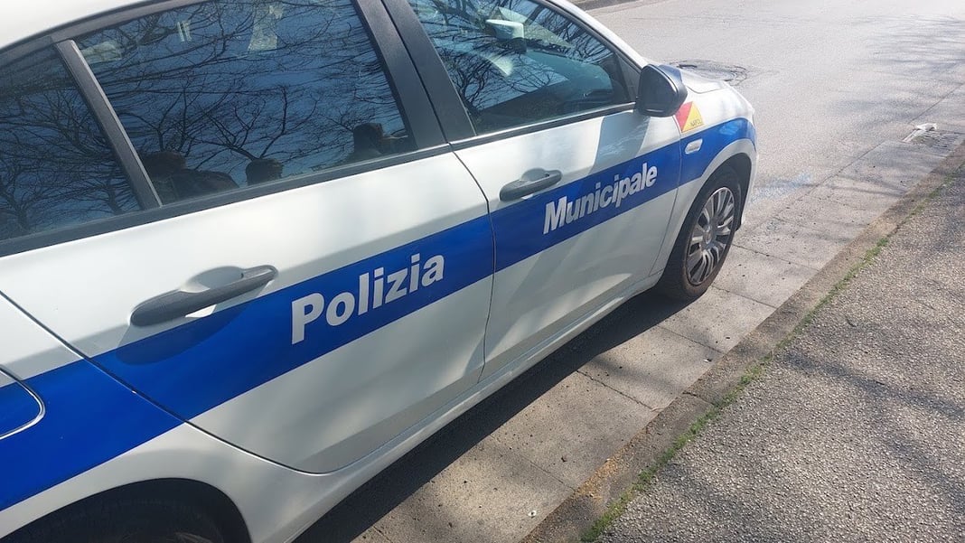 72enne minaccia passanti con forbici