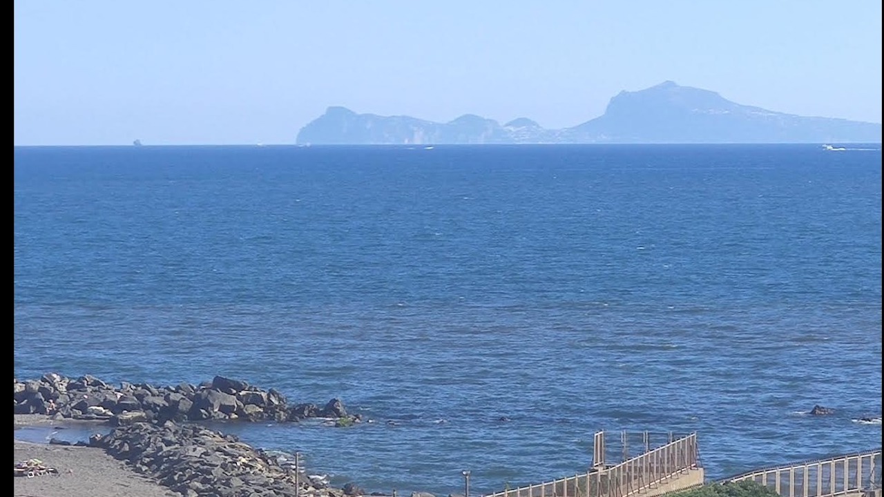 Napoli chiazza marrone in mare 