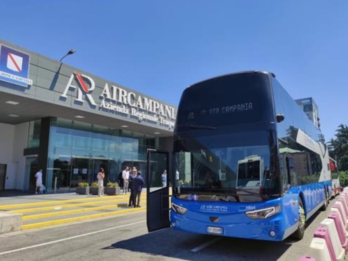 Casoria, tentano di rapinare una passeggera su un bus Air Campania e danneggiano le porte