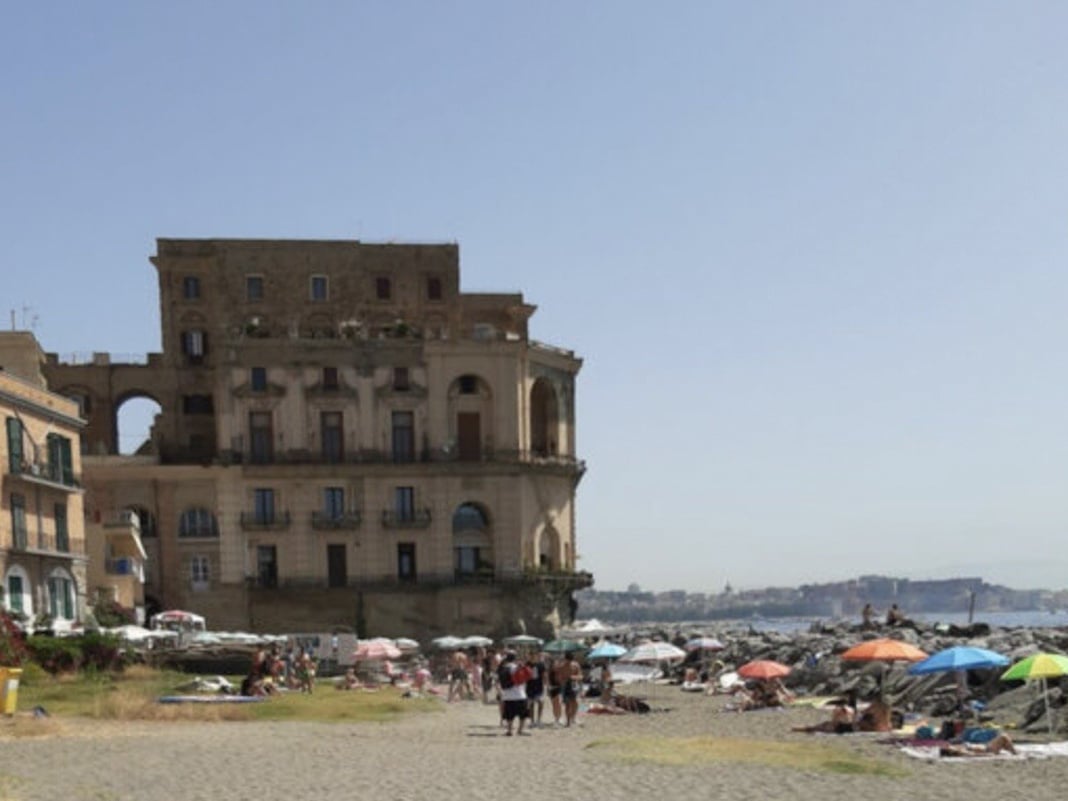 napoli, accesso limitato spiagge libere