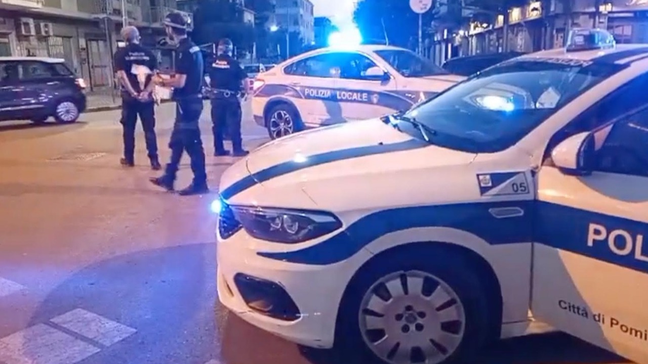 napoli, blitz della polizia locale