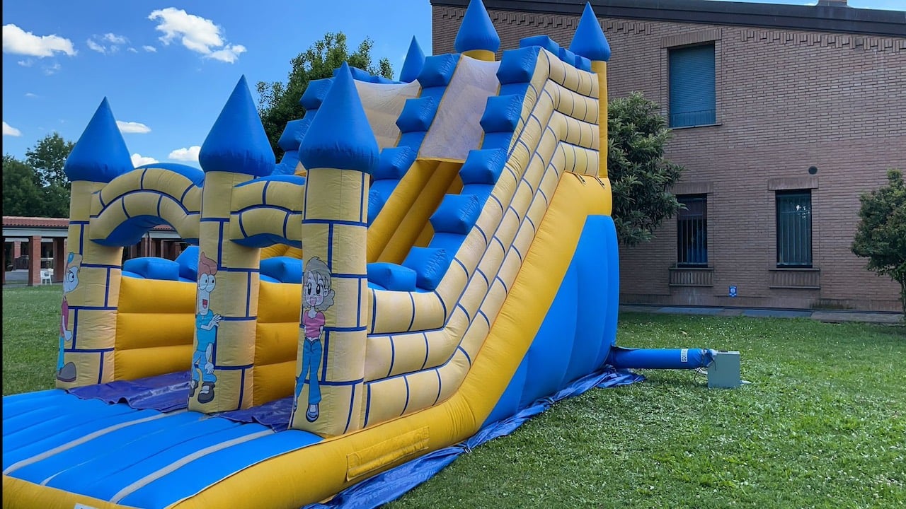 Casoria tragedia sfiorata al campo estivo: si sgonfia il castello gonfiabile, bambini feriti