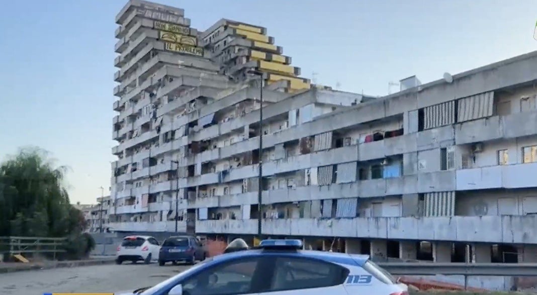 scampia, aggrediscono agenti della polizia