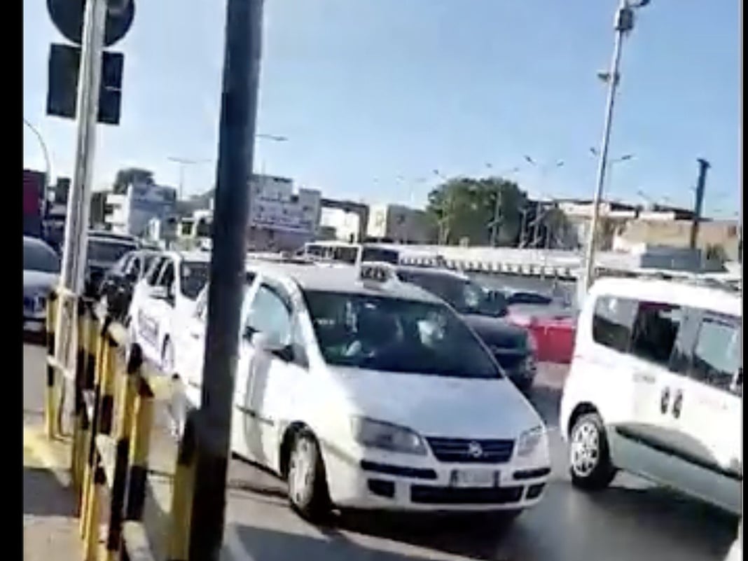 caos taxi a napoli