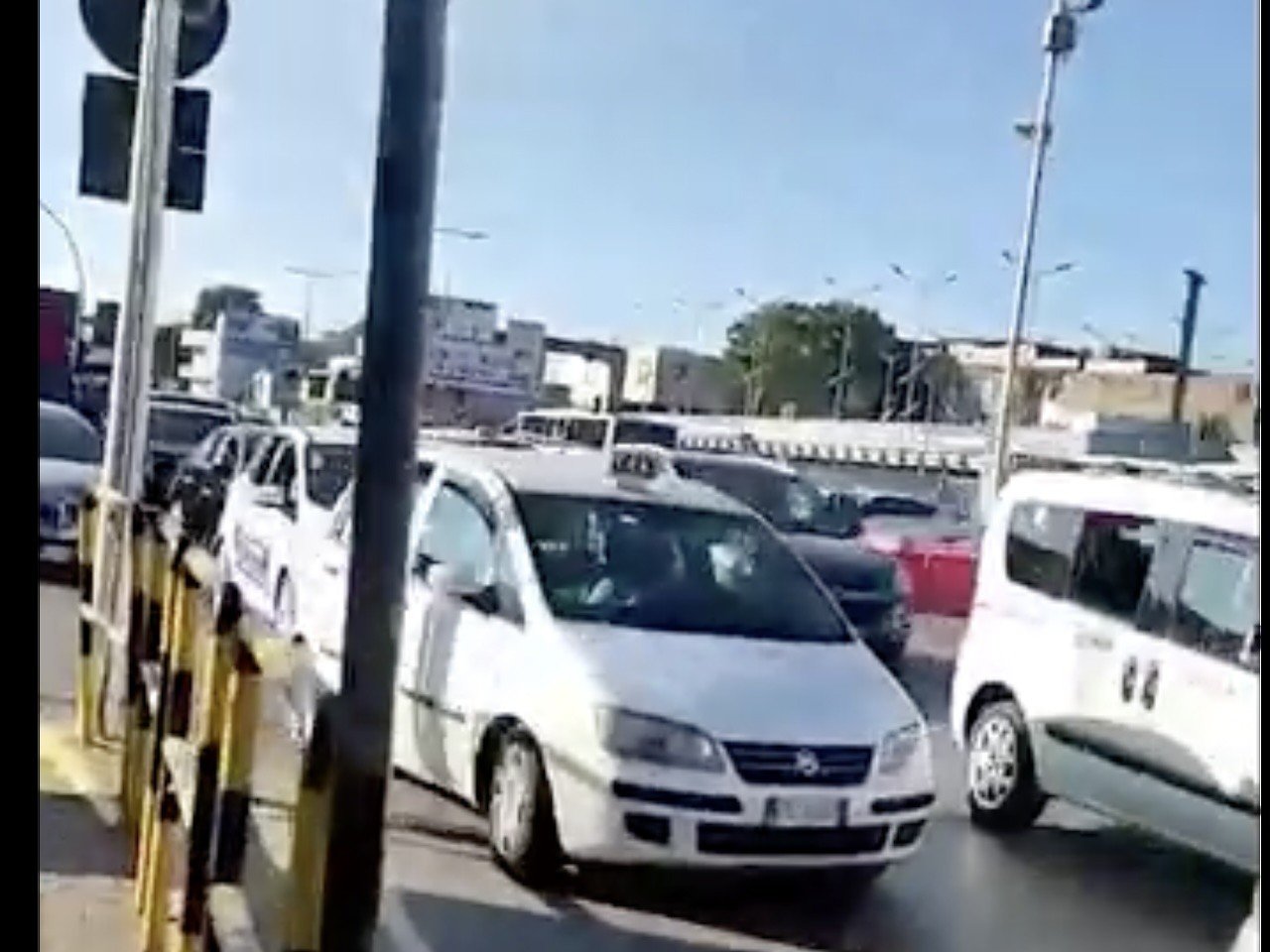 caos taxi a napoli