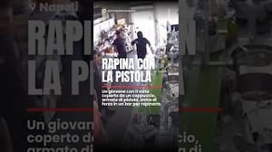 A #Napoli un giovane con il volto coperto armato di pistola, entra di forza in un bar