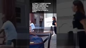 Lui fugge e la Polizia Municipale lo insegue a #napoli