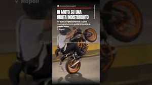 #Napoli in #moto a tutta velocità su una ruota percorre la galleria Laziale e posta video