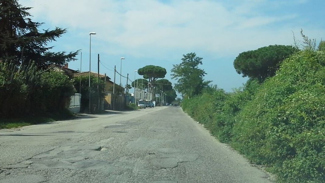 qualiano, alla guida di un'auto rubata