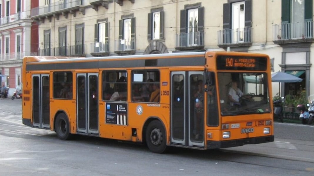 Napoli, ruba cellulare su un autobus a Fuorigrotta: arrestato