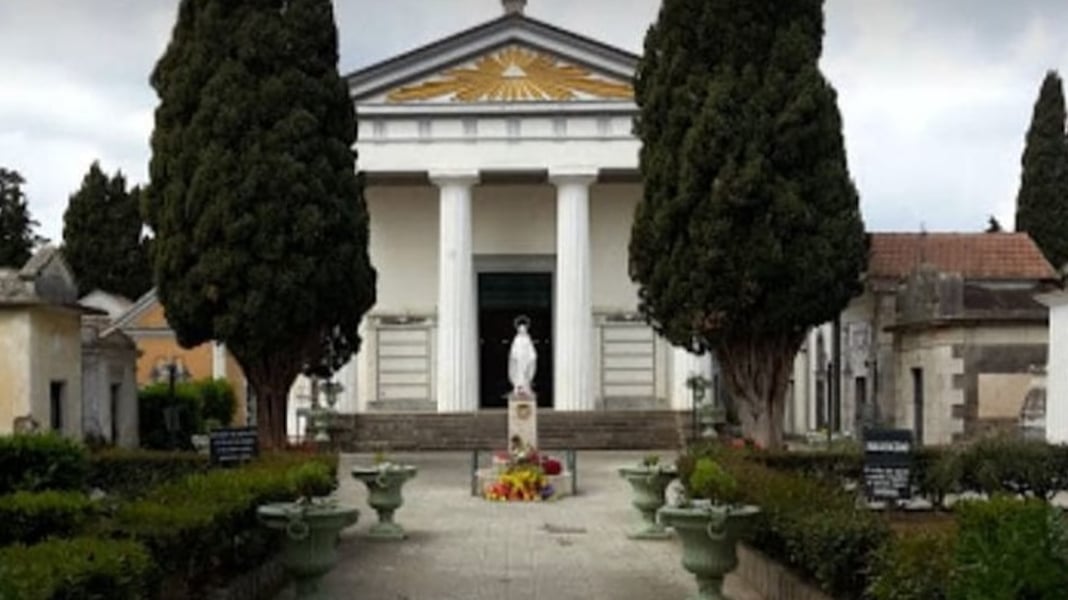 cimitero di capua, profanata tomba