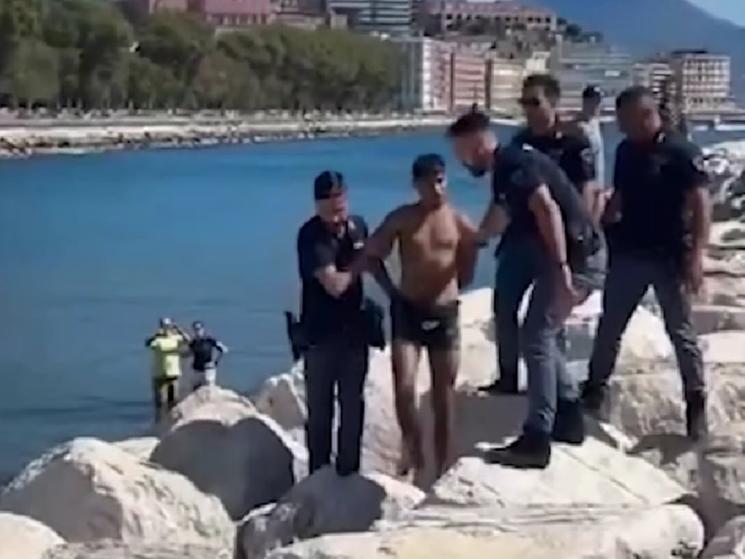 Napoli: fugge sugli scogli del lido Mappatella dopo aver tentato furto, arrestato. IL VIDEO