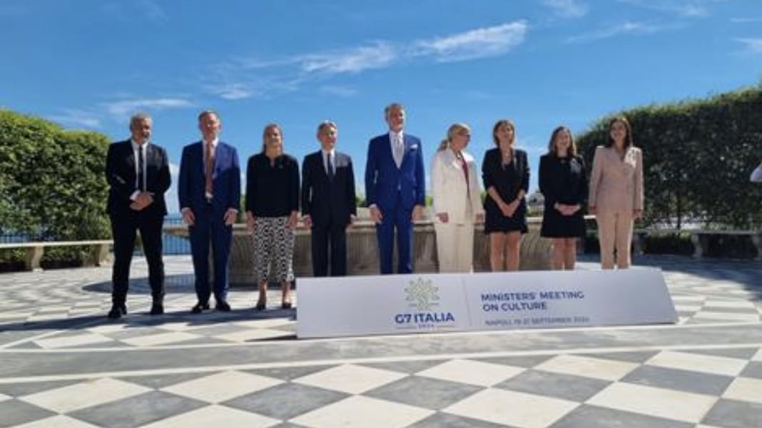 La gaffe al G7 di Napoli: foto da Palazzo Reale senza il Vesuvio sullo sfondo