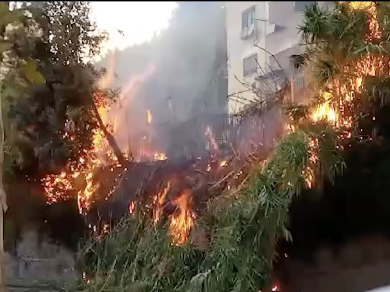 Napoli, incendio in via Terracina: paura per gli abitanti