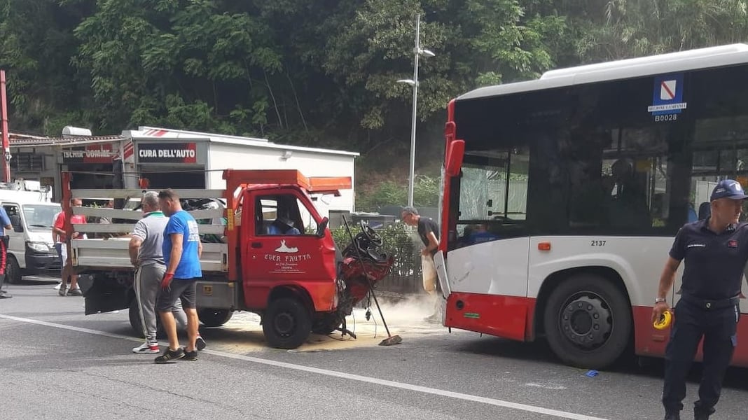 Ischia, morto il 27enne coinvolto nell'incidente stradale con il bus Eav