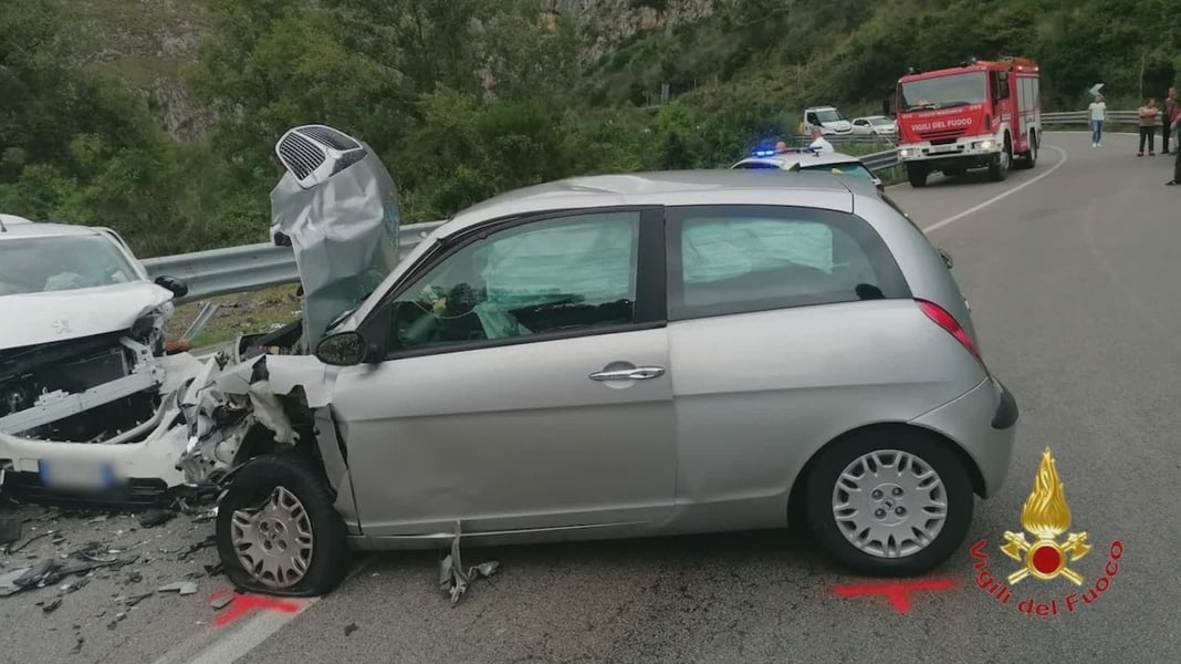 Cilento, schianto frontale sulla Mingardina: un morto e quattro feriti