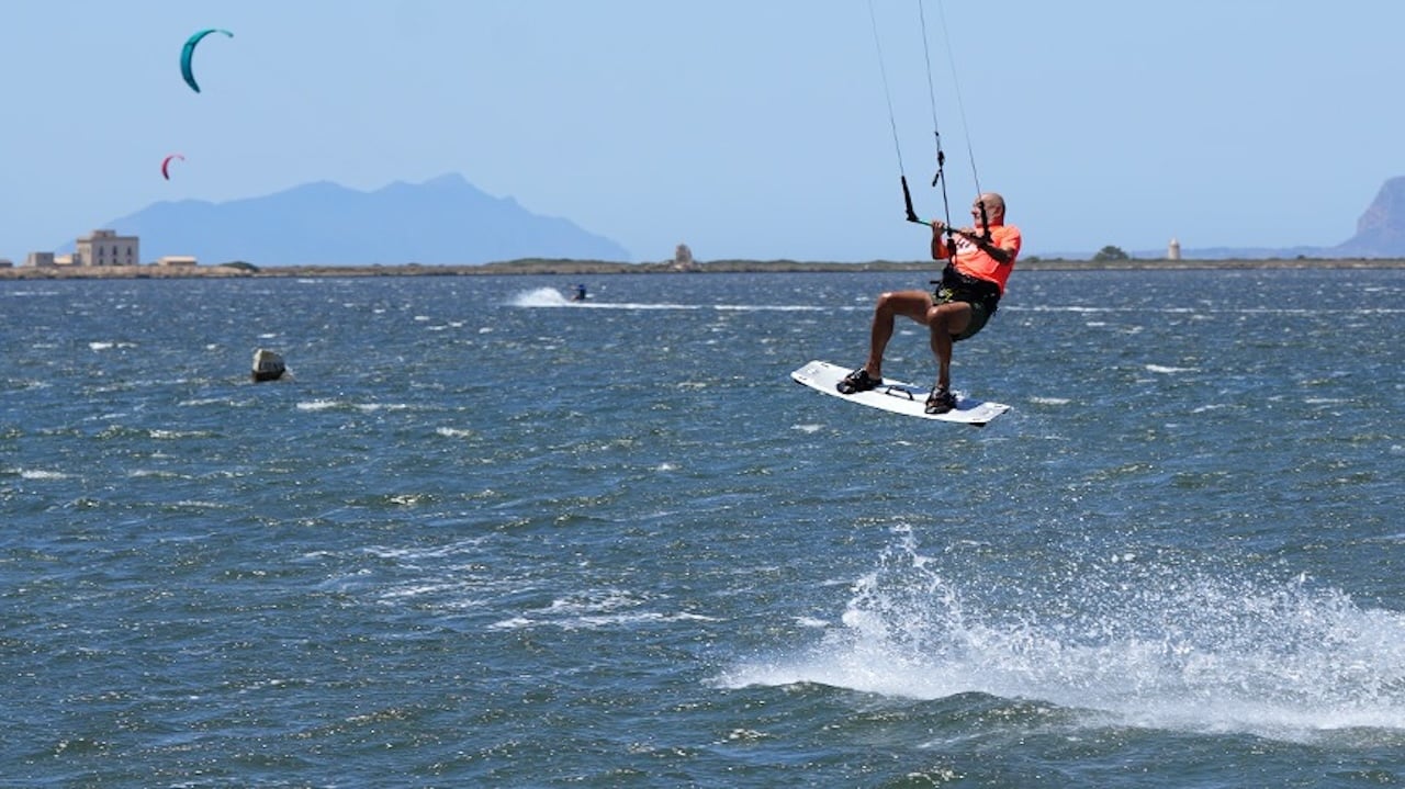 Le 11 migliori località in Italia e nel mondo per il Kitesurf: guida completa 2024