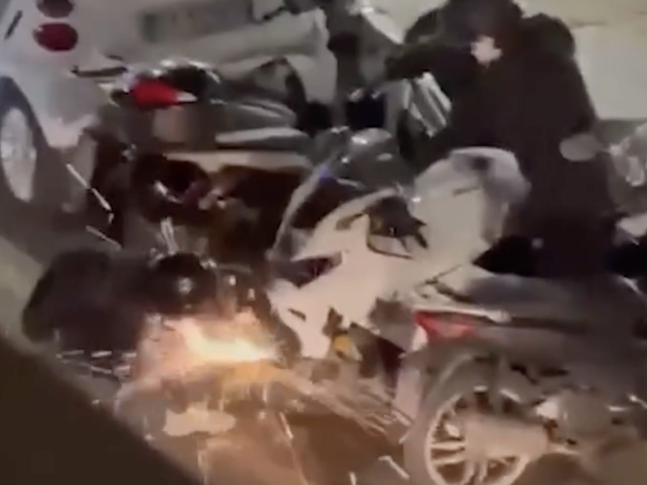 Napoli, ladri al Vomero rubano moto con un flex