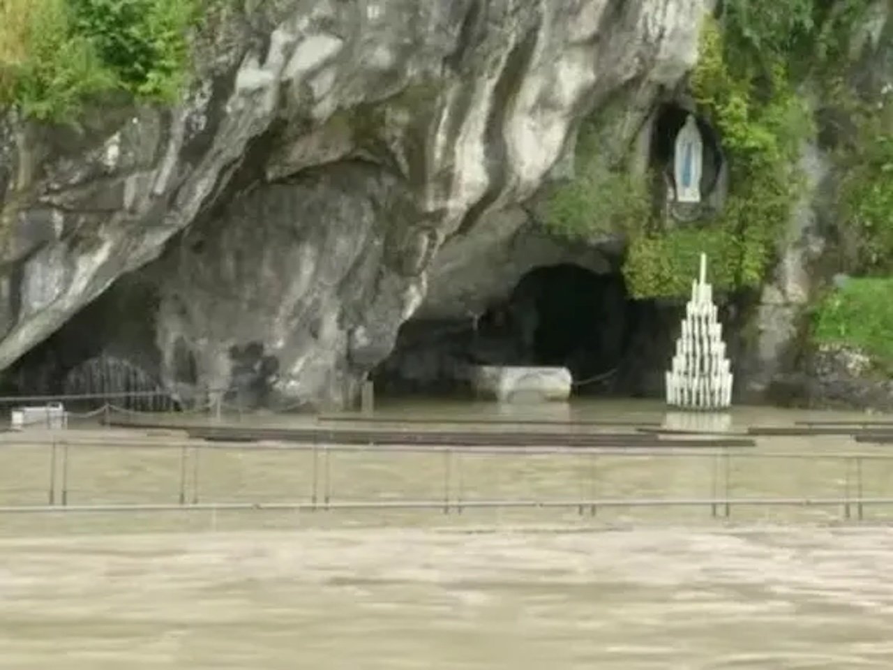 Tempesta a Lourdes, allagato il santuario: grotta chiusa al pubblico