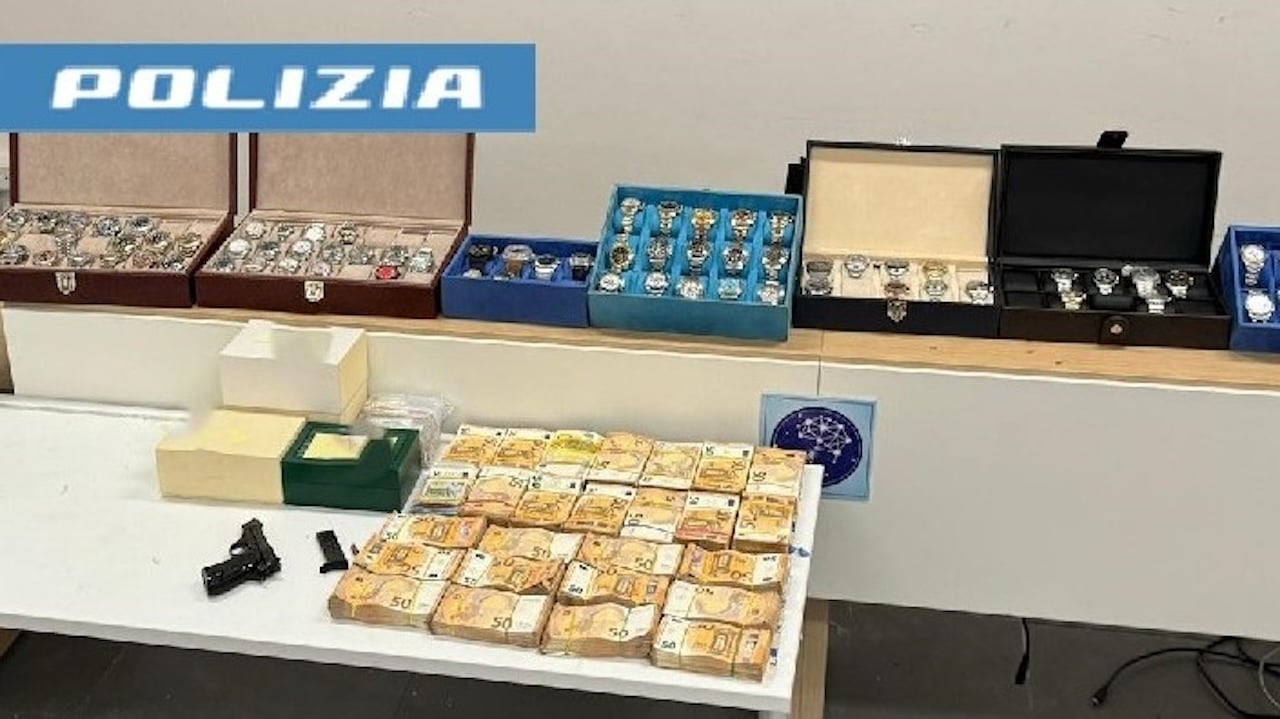 Napoli arrestato ricettatore: aveva 96 orologi falsi,  pistole e 250mila euro