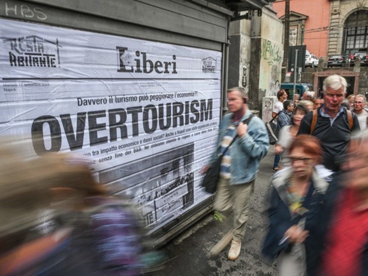 “Stop all’overtourism e ai B&B”, flash mob a Napoli