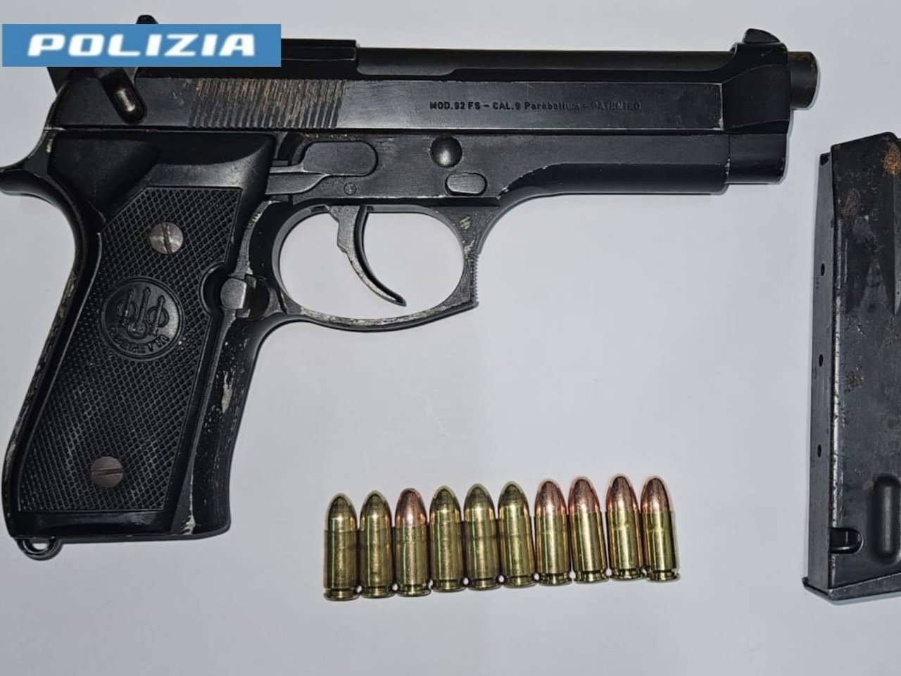 Napoli, in giro al "Buvero" con la pistola carica: arrestato 21enne