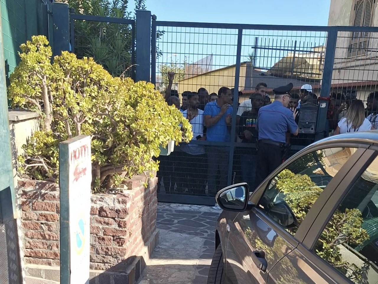 Arzano protesta dei migranti per la mancata erogazione delle carte d’identità provvisorie