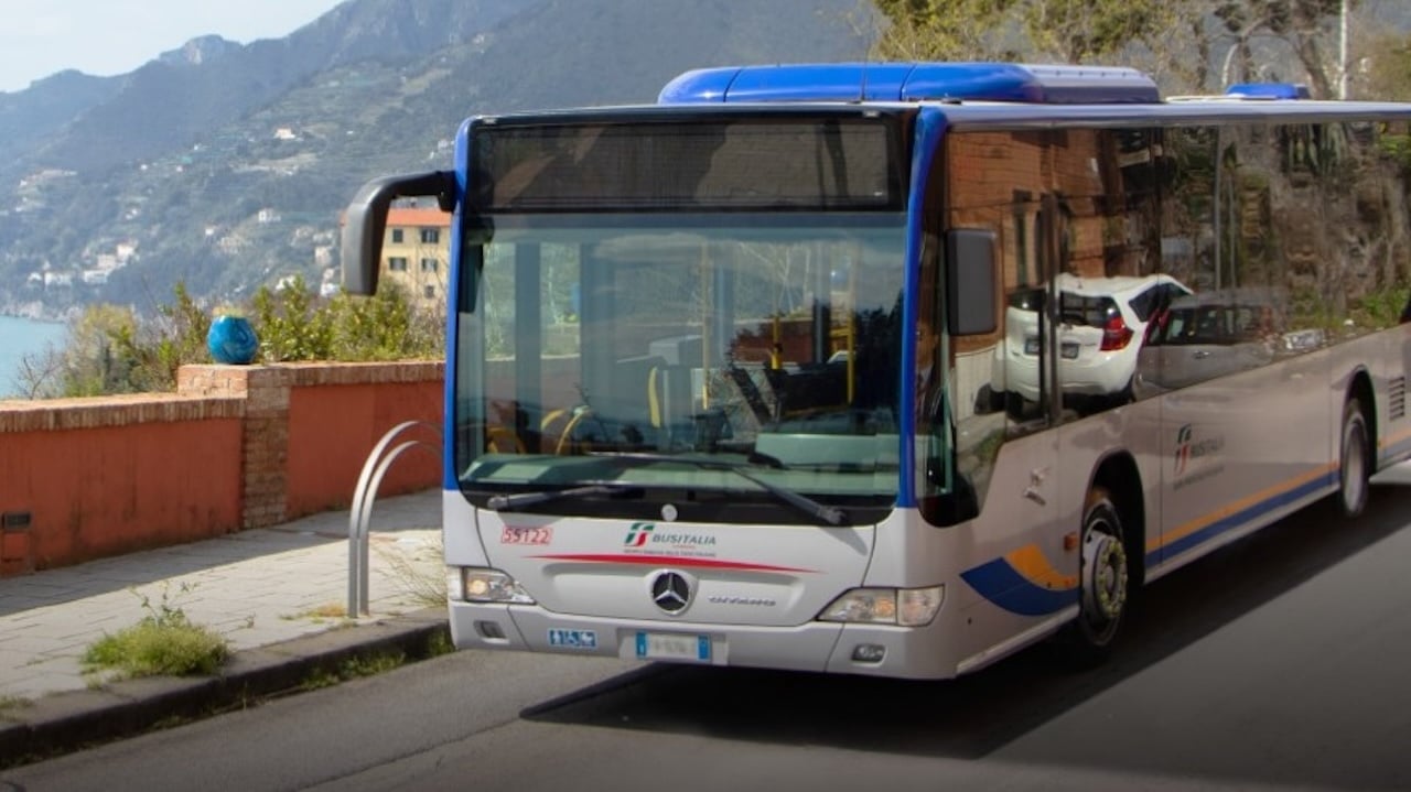 Salerno, molesta donna su bus e le ruba un braccialetto d’oro, fermato