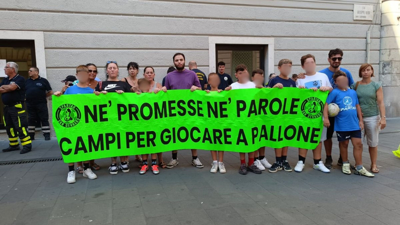 Napoli, sit-in dello Spartak San Gennaro: “Il Comune non dimentichi i bimbi più poveri”