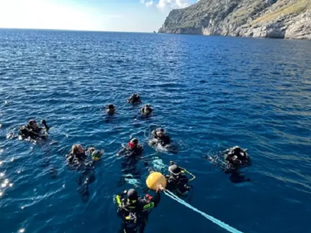 'Bust Busters': 450 bottiglie di limoncello in fondo al mare per un anno, il progetto di inclusione giovanile