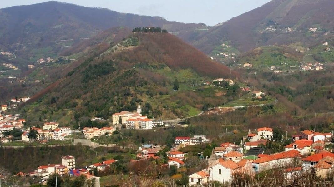 tramonti, carabinieri entrano in casa