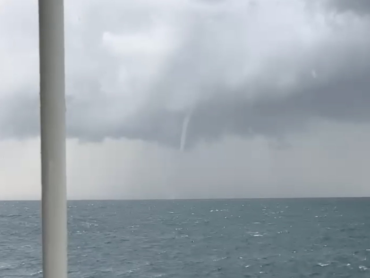 Tromba marina davanti al porto di Ischia, paura ma nessun danno