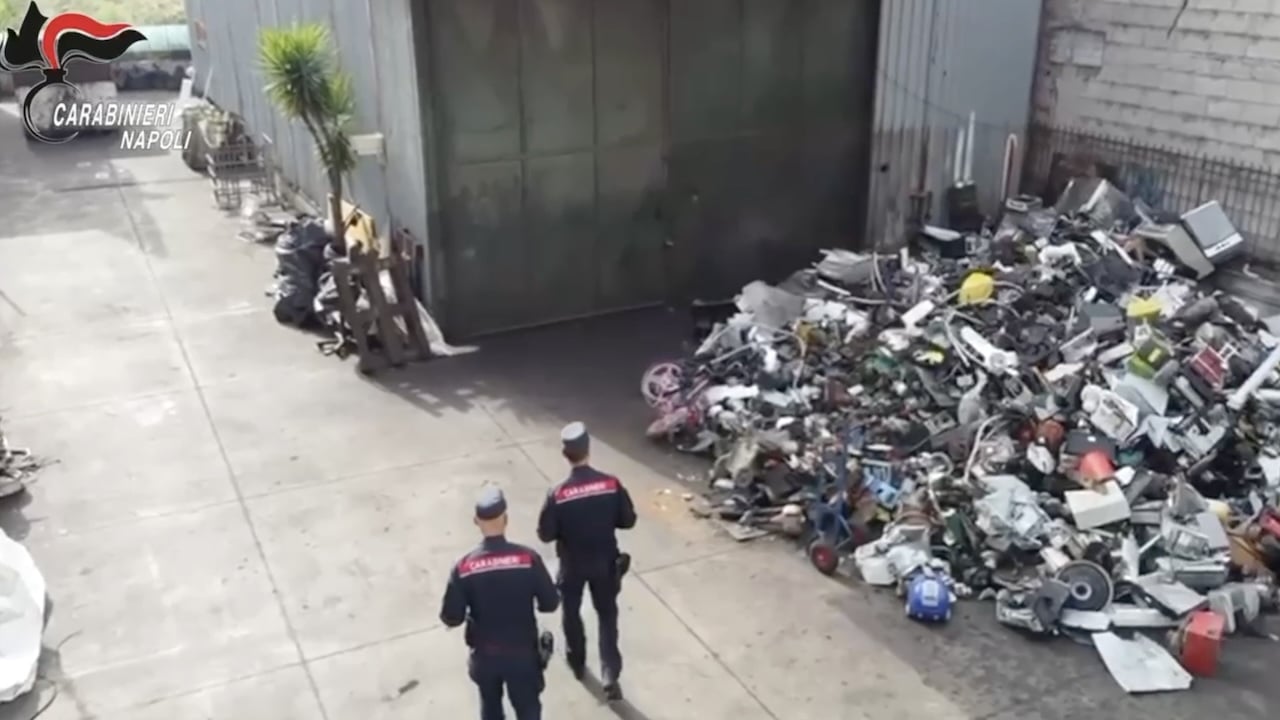 Il video della maxi discarica sequestrata a Castellammare