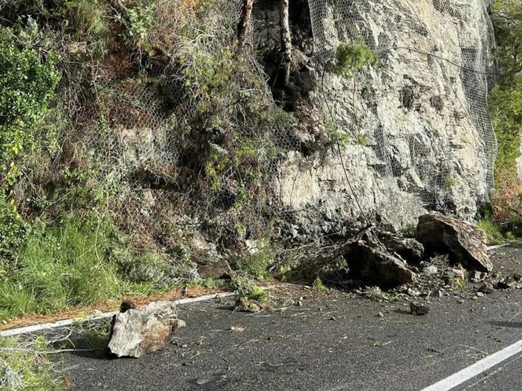 Pietro lungo la Statale Amalfitana: scatta il senso unico alternato