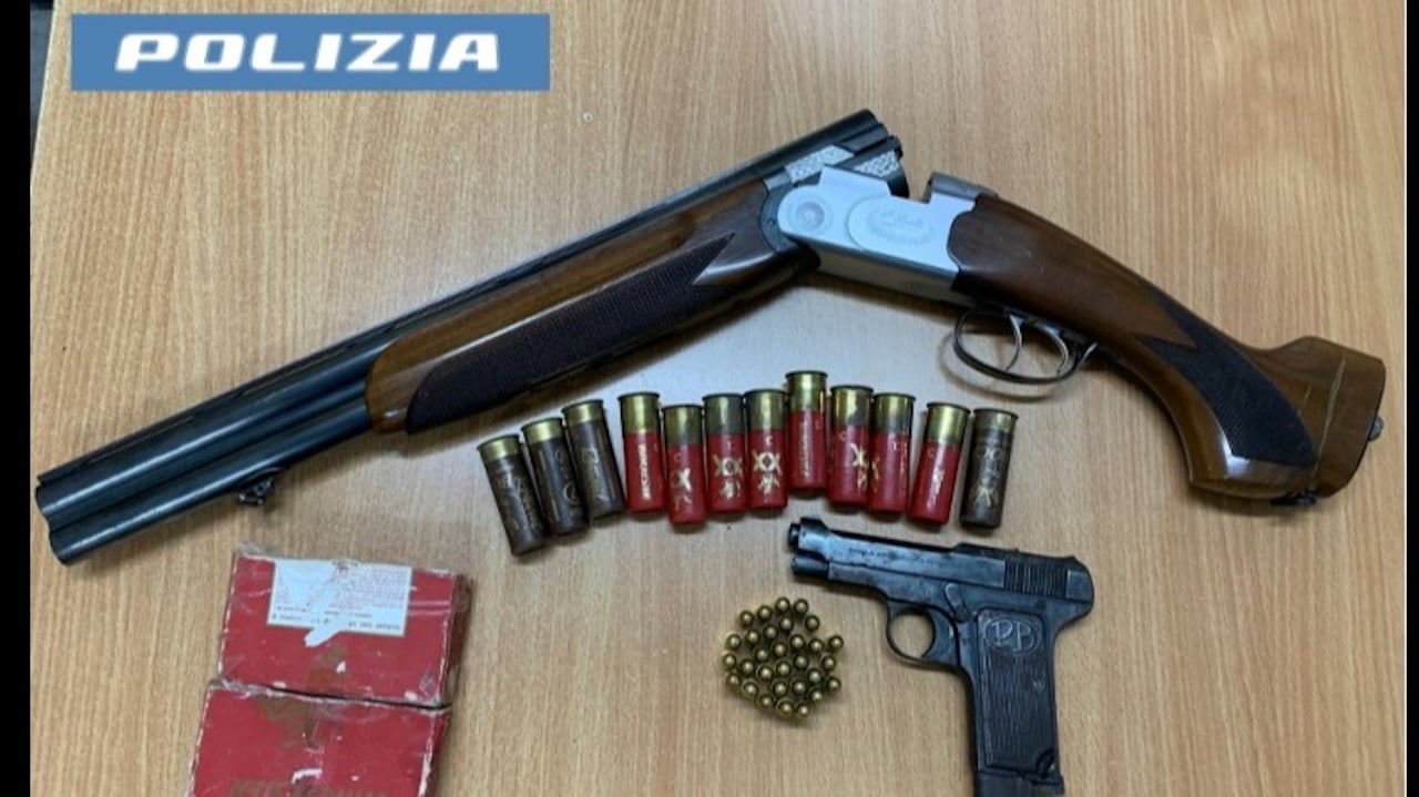 Acerra, minaccia la moglie con una pistola: arrestato 32enne