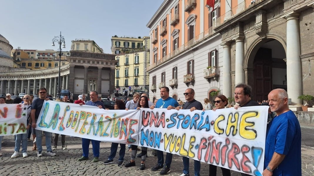 Napoli, protesta degli OSS: 