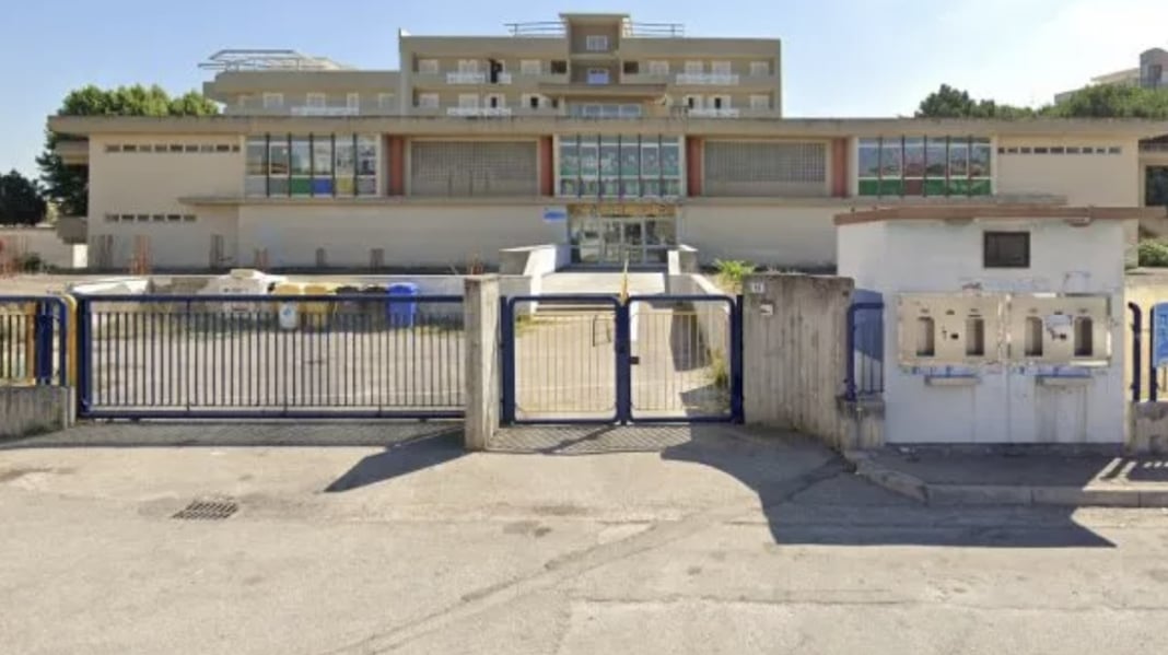 Frattamaggiore: arrestato per furto di infissi da una scuola