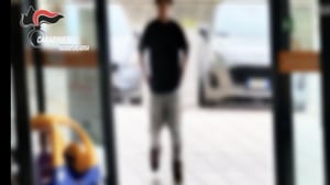 Napoli, arrestato il “re delle truffe” agli anziani: 17 colpi per 400mila euro in un mese