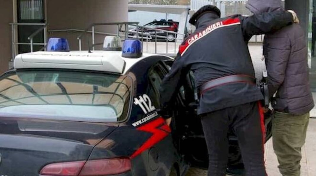 Salerno, violenza su 2 allieve minorenni: