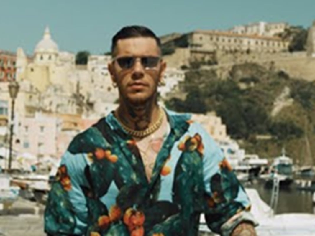 Emis Killa indagato, rinuncia a Sanremo: 