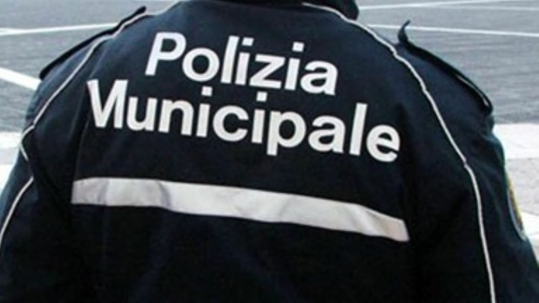 Napoli, stretta della Municipale su cellulari alla guida: 162 patenti sospese in una settimana