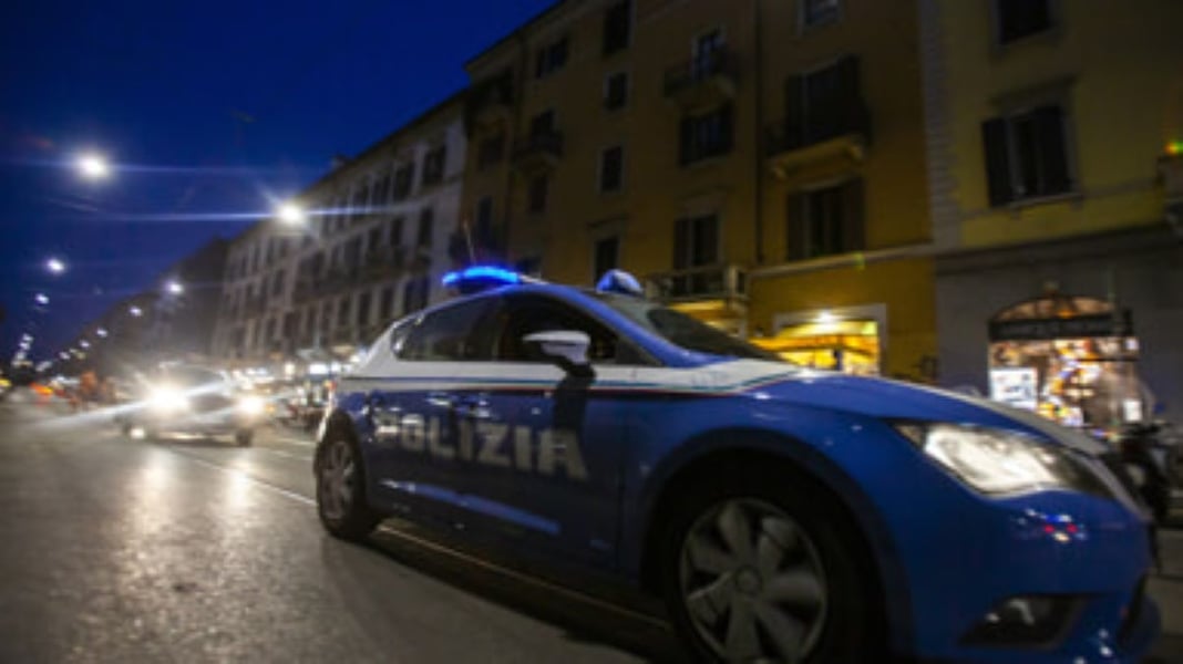 Napoli, rapina un’auto