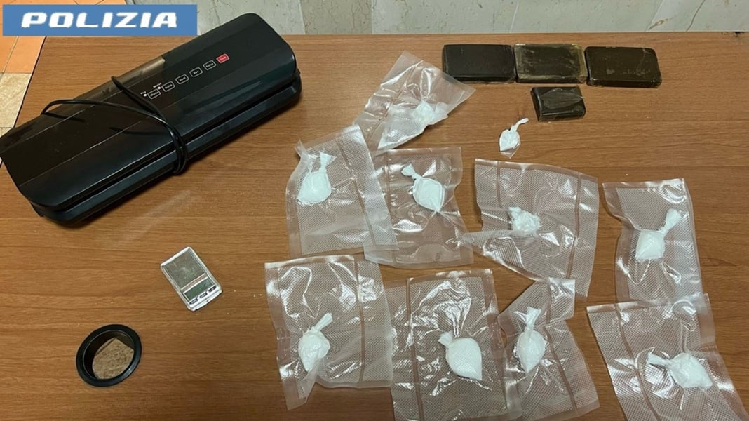 Afragola, madre e figlia sorprese con la droga: arrestata la 46enne, denunciata la 17enne