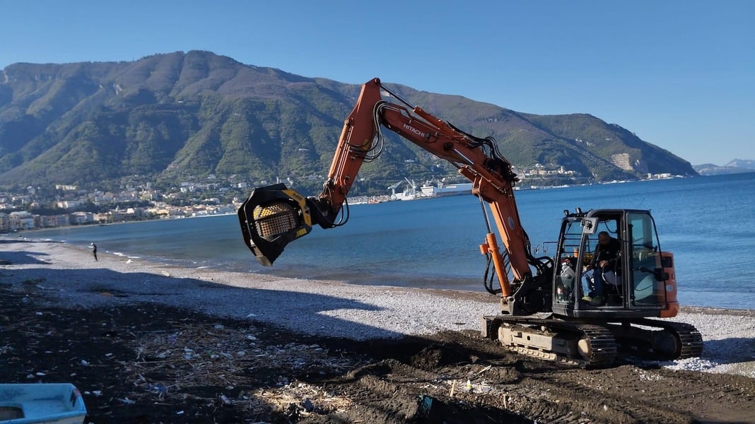 A Castellammare di Stabia parte la maxi-pulizia degli arenili